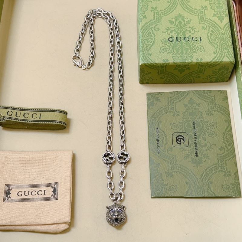 G*u*i necklaces